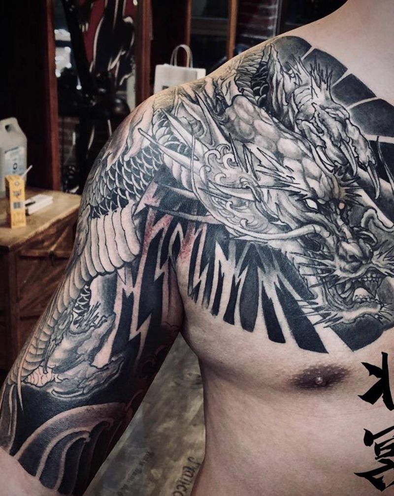 半甲龙纹身图片_手臂老传统纹身图案