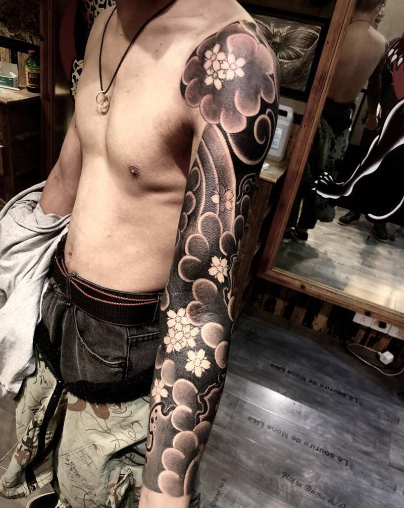 老传统樱花臂纹身图片_手臂老传统纹身图案