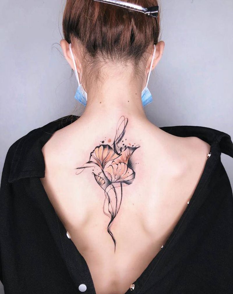 脊柱银杏叶纹身图片_背部水墨纹身图案