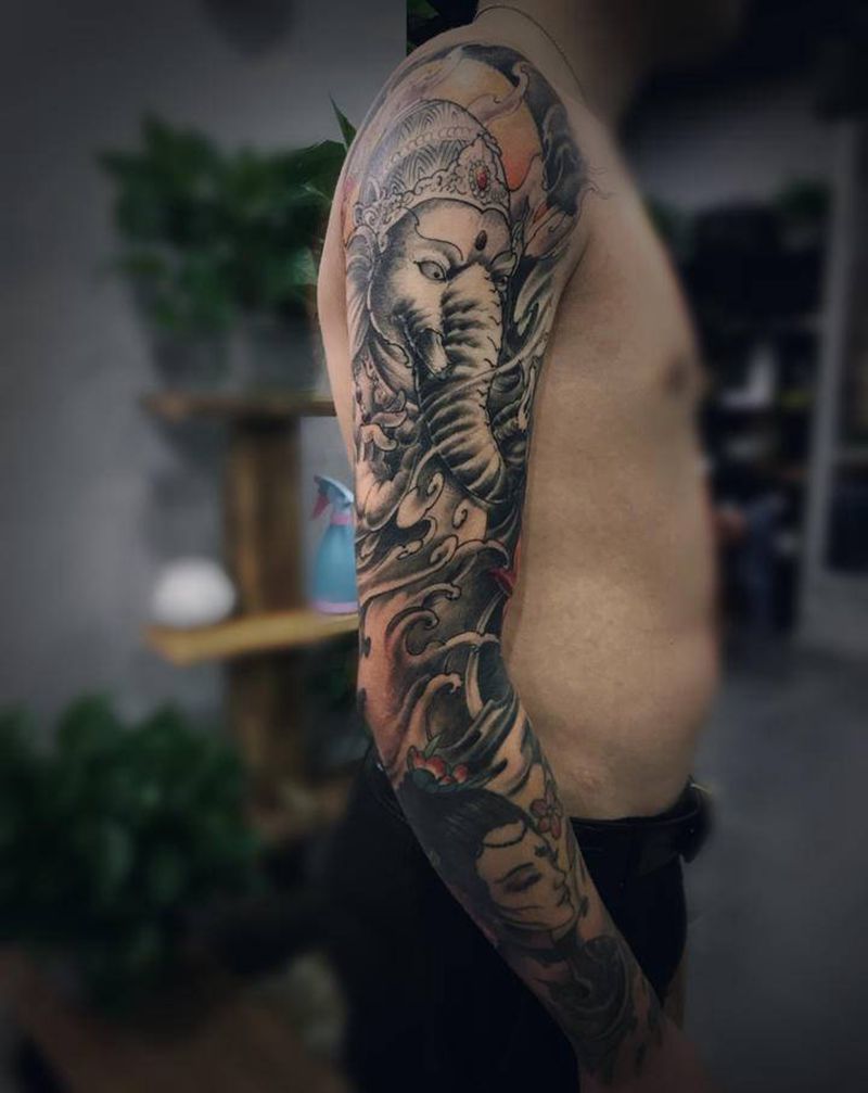 花臂衔接纹身图片_手臂新传统纹身图案