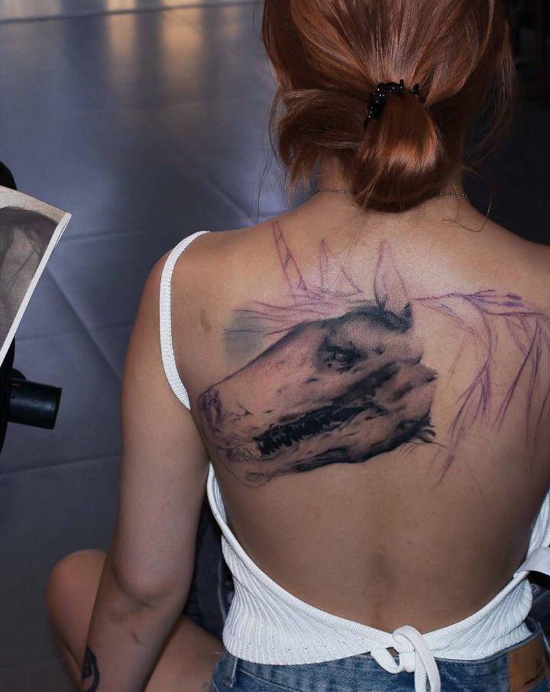 独角兽纹身图片_背部欧美写实暗黑纹身图案