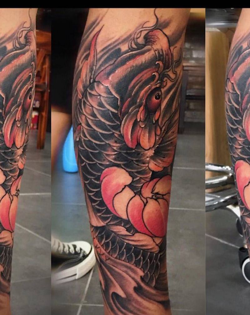 小腿富贵鲤鱼纹身图片_腿部新传统纹身图案