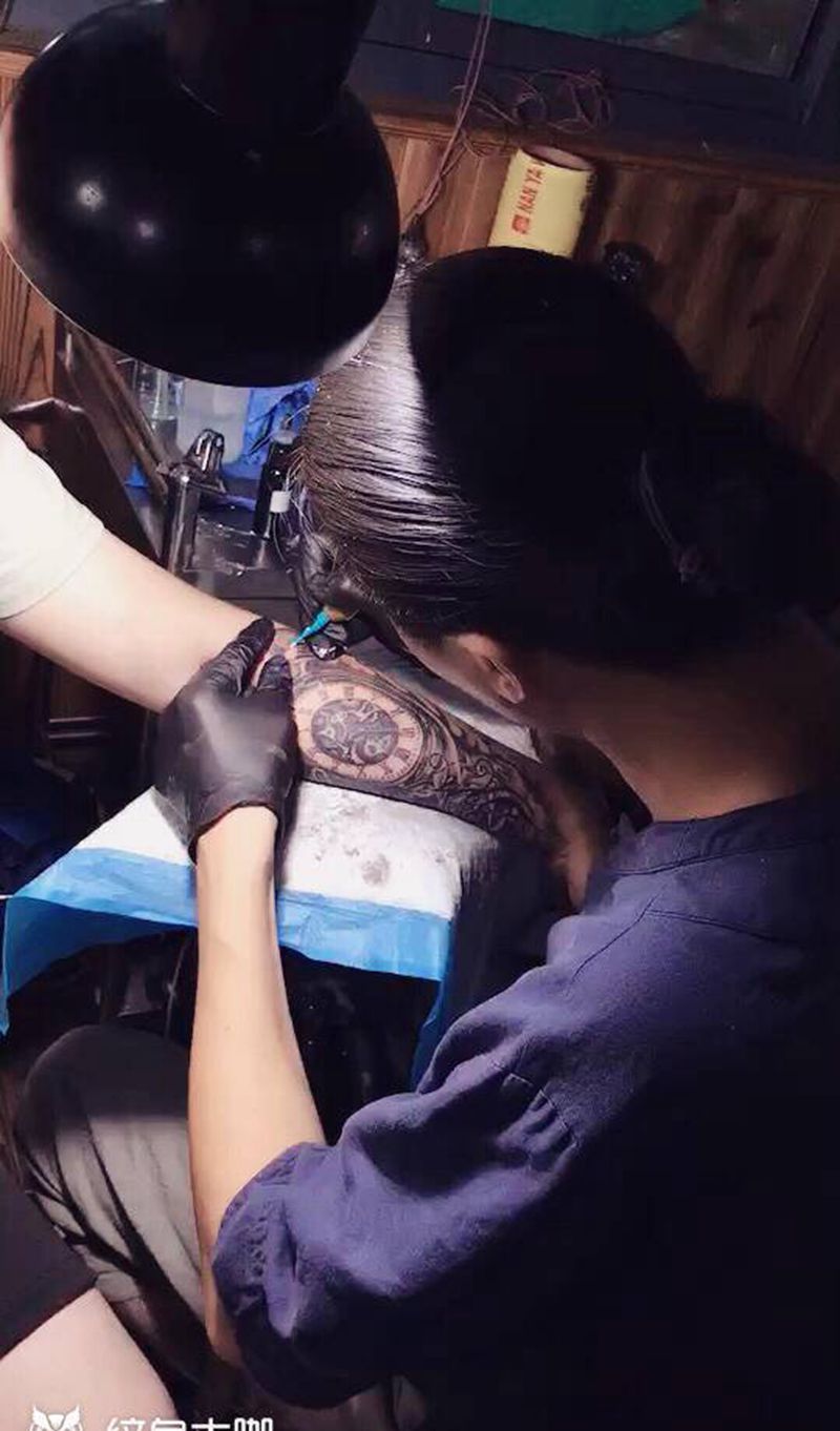 钟表玫瑰纹身图片_手臂欧美写实纹身图案