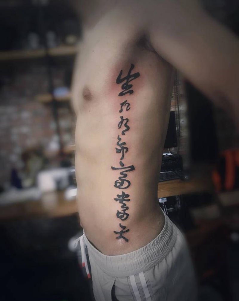 侧腰字纹身图片_腰部花体字纹身图案