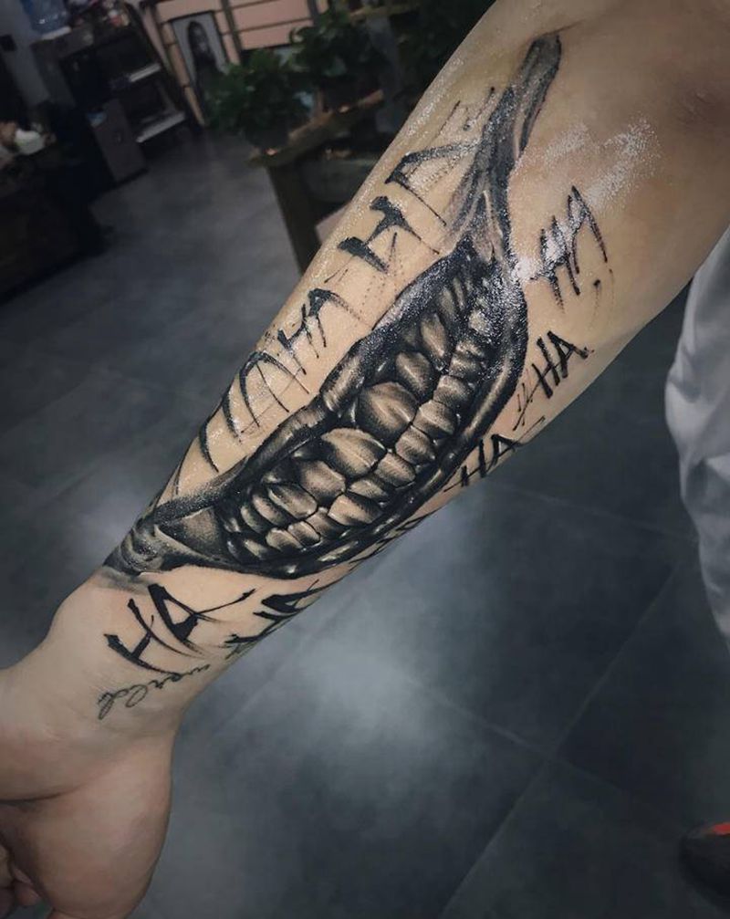 小丑的微笑纹身图片_手臂新传统纹身图案