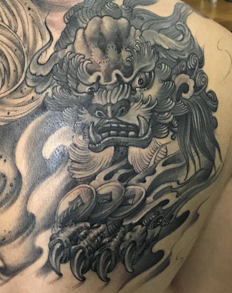 后背唐狮修改纹身图片_背部新传统纹身图案