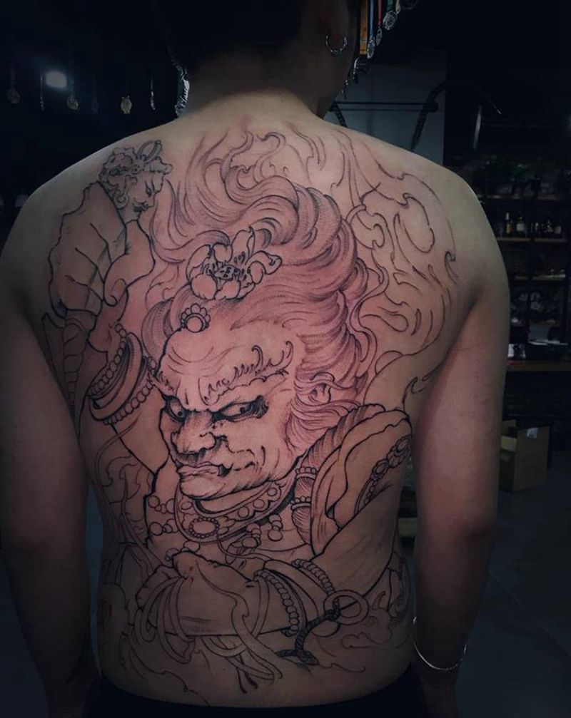 不动明王线条纹身图片_背部新传统纹身图案