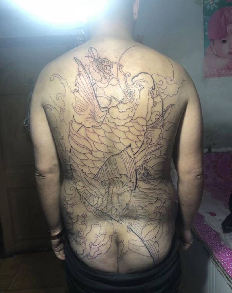 满背鲤鱼纹身图片_背部纹身图案