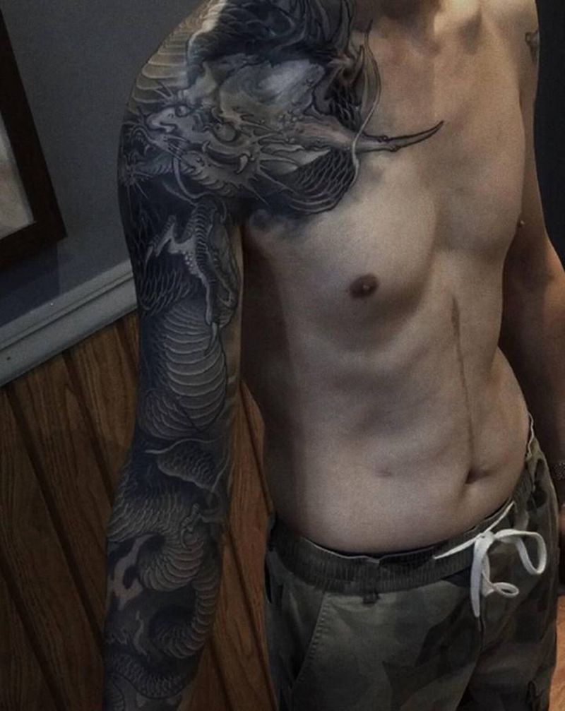 龙纹身图片_手臂新传统纹身图案