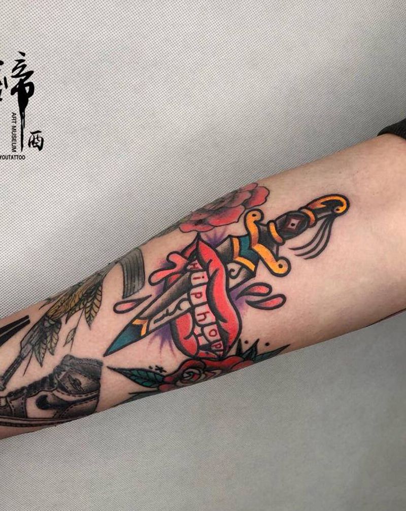 School纹身图片_手臂Old School一剑穿心纹身图案