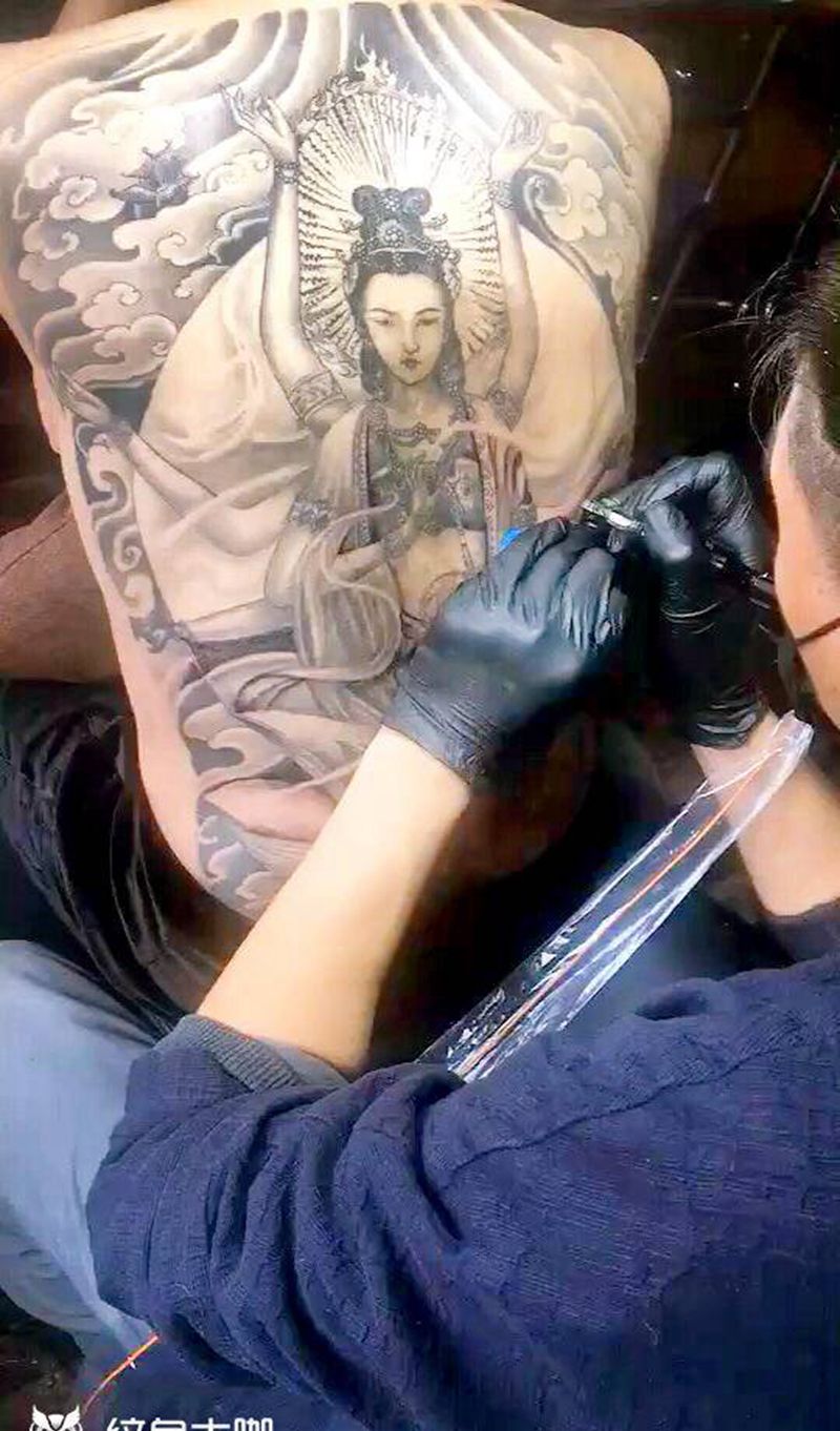 千手观音纹身图片_背部新传统纹身图案