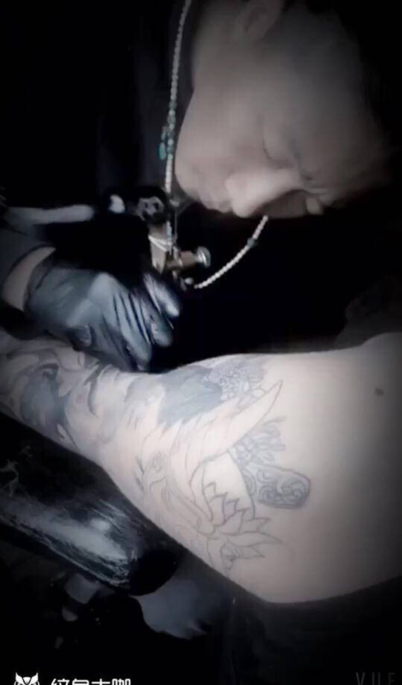 佛花臂纹身图片_手臂新传统纹身图案