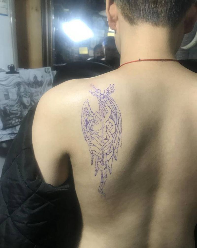 天使纹身图片_背部点刺纹身图案