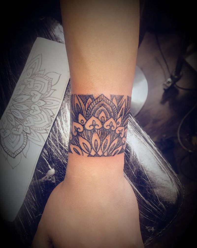 刺花纹身图片_手部点刺花体字纹身图案