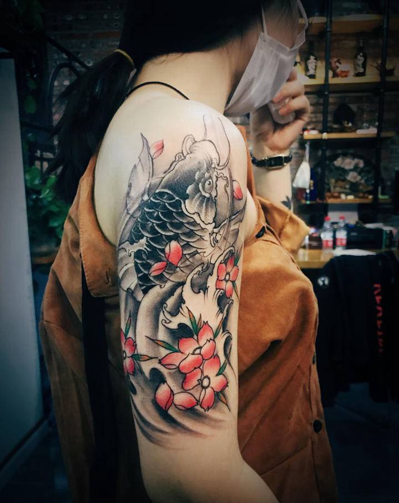 招财鲤鱼纹身图片_手臂新传统纹身图案