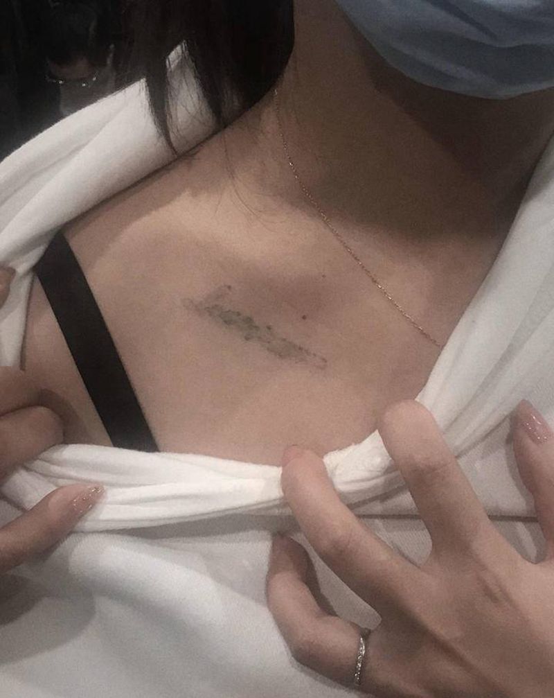 遮盖，水彩纹身图片_胸部肩部水彩纹身图案