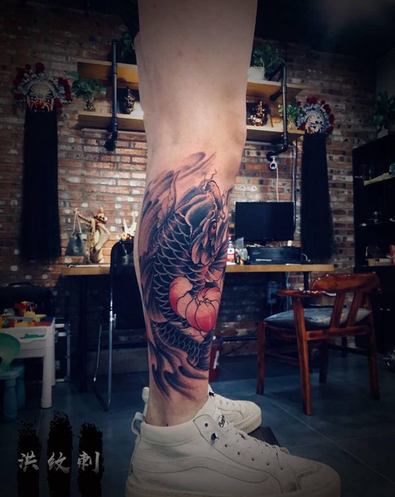 富贵鲤鱼纹身图片_腿部新传统纹身图案