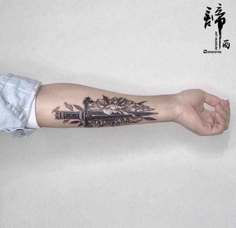 剑花纹身图片_手臂点刺纹身图案