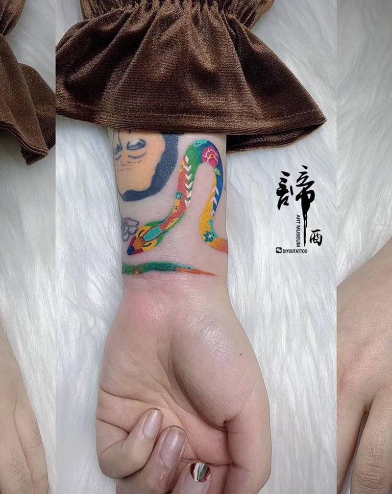 七彩小蛇纹身图片_手臂水彩纹身图案