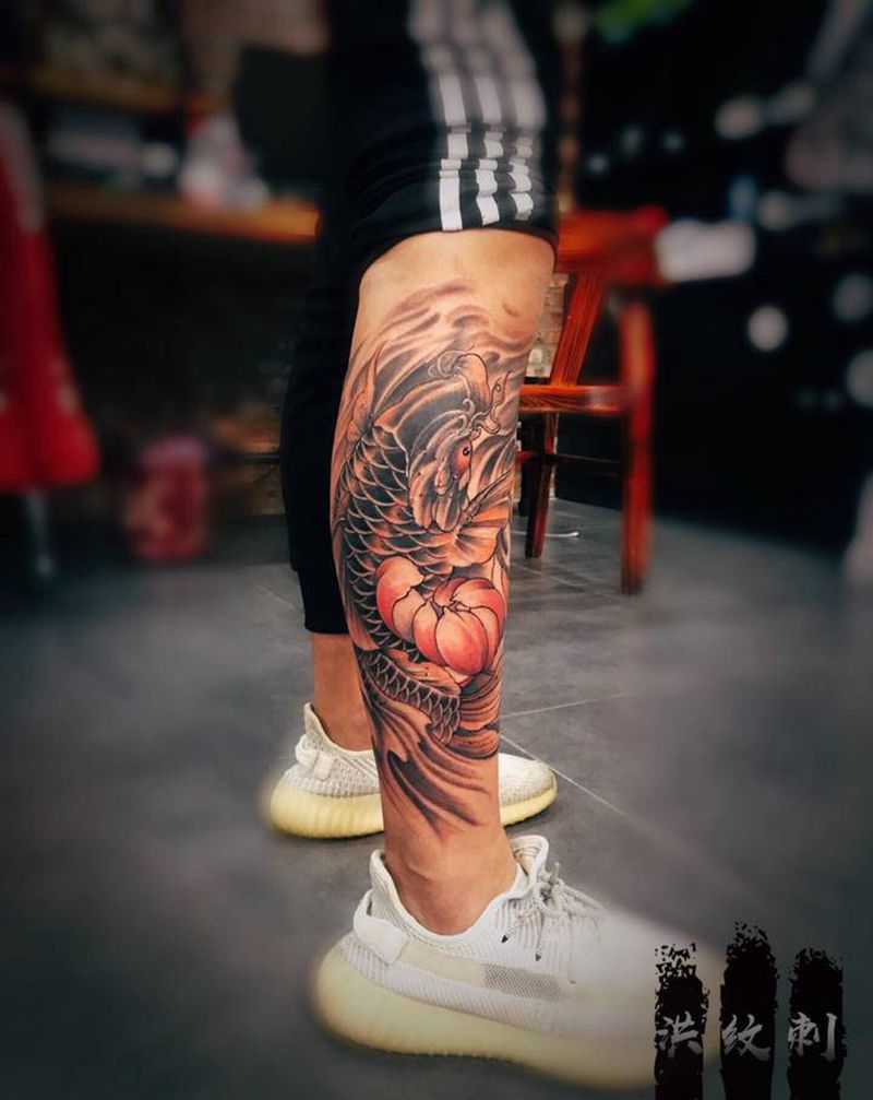 小腿富贵鲤鱼纹身图片_腿部新传统鲤鱼鱼纹身图案