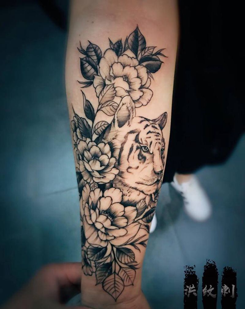 小臂素花纹身图片_手臂素花虎头纹身图案