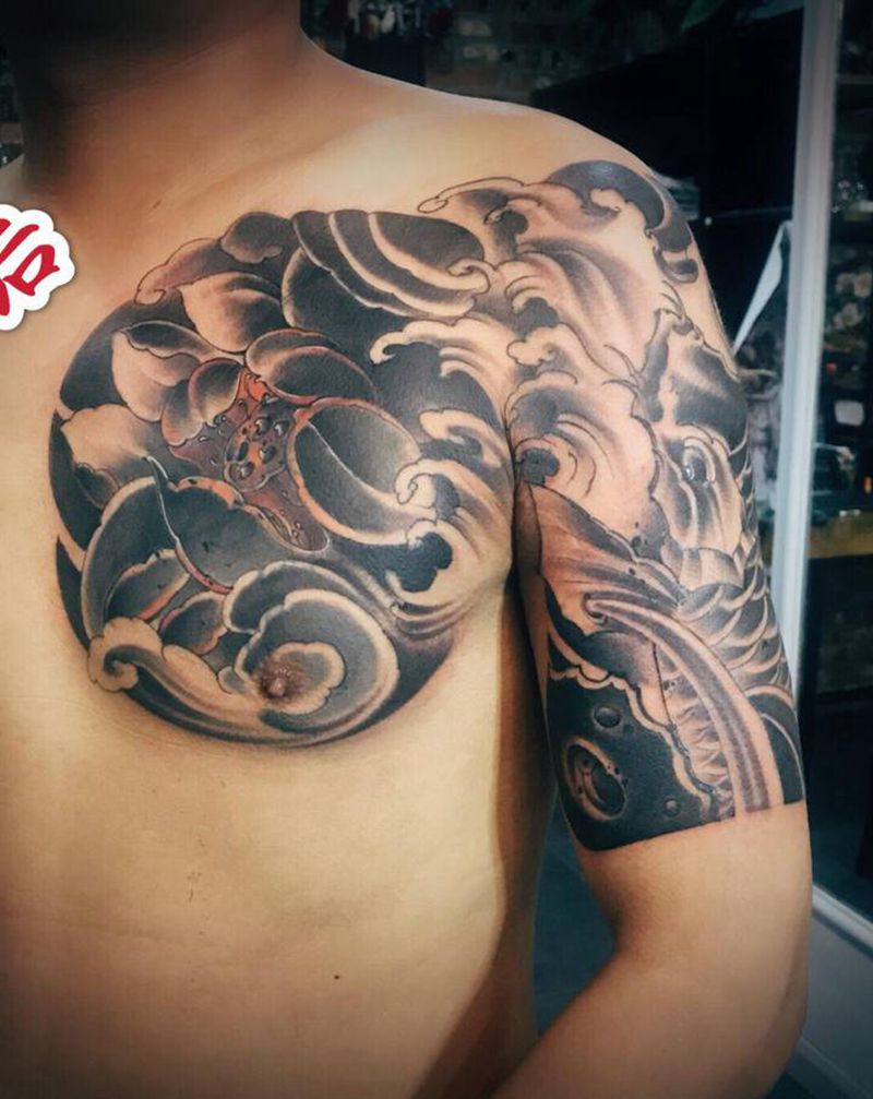 半胛纹身图片_胸部手臂新传统老传统鱼荷花纹身图案