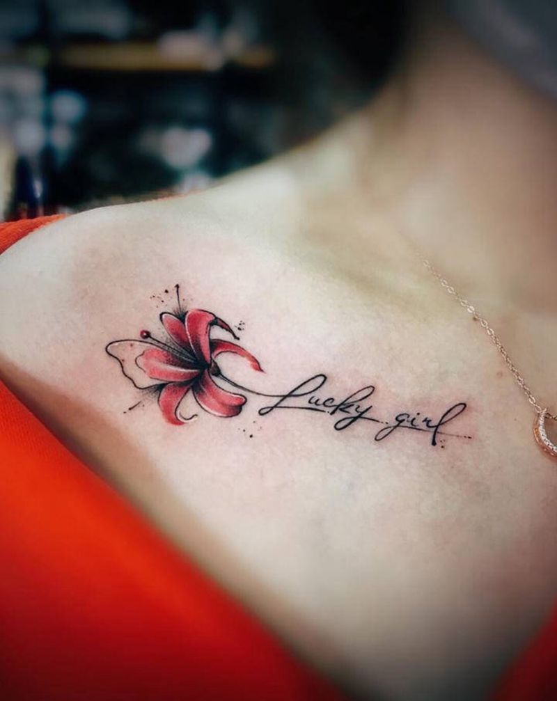 锁骨清新纹身图片_胸部水彩水墨字母花纹身图案