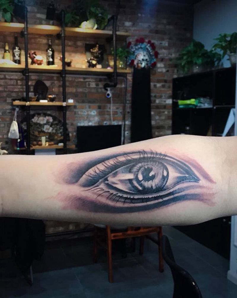 上帝之眼纹身图片_手部欧美写实眼睛纹身图案