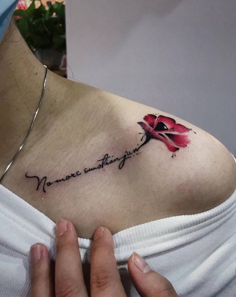 锁骨小清新纹身图片_胸部水彩水墨花字母小清新纹身图案