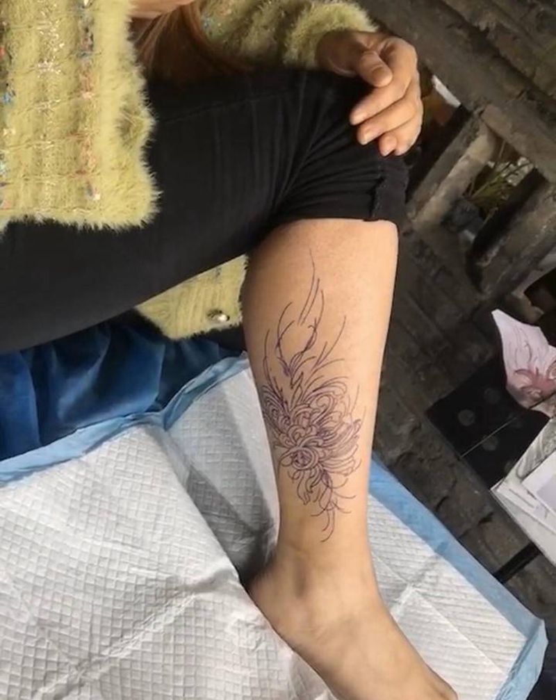 彼岸花纹身图片_腿部水彩纹身图案