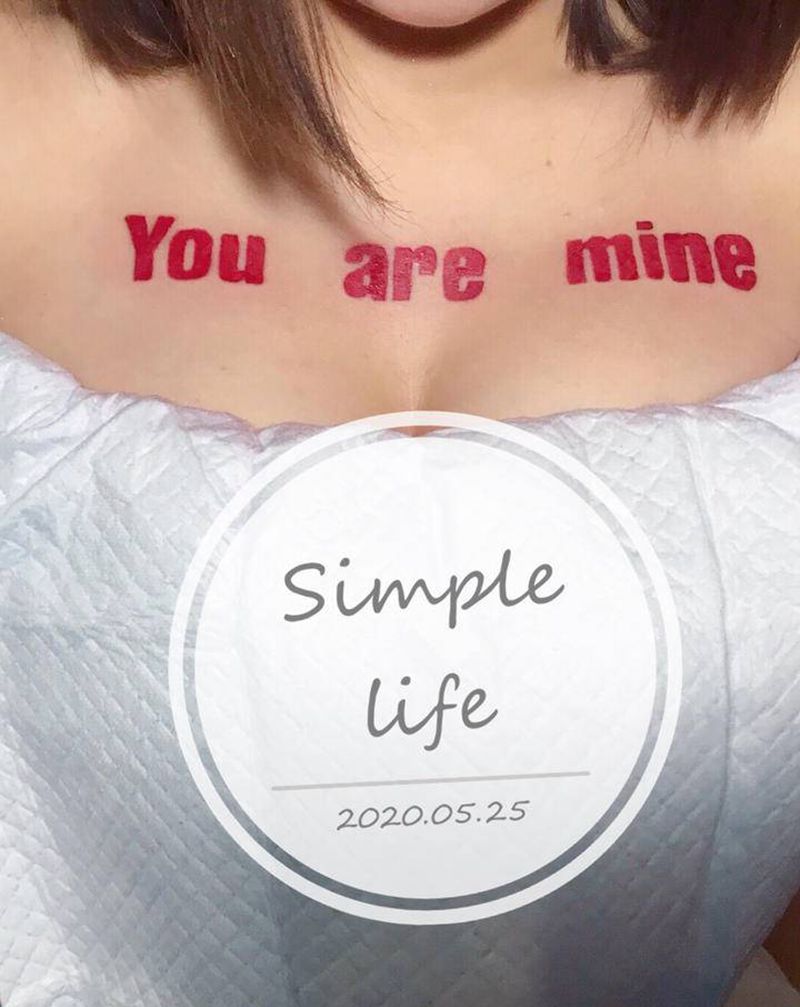 英文字母纹身图片_胸部花体字纹身图案