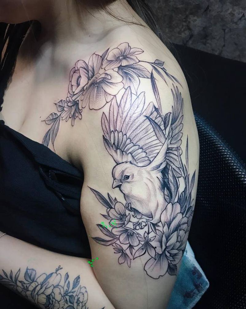 素花纹身图片_肩部手臂点刺素花美女花纹身图案