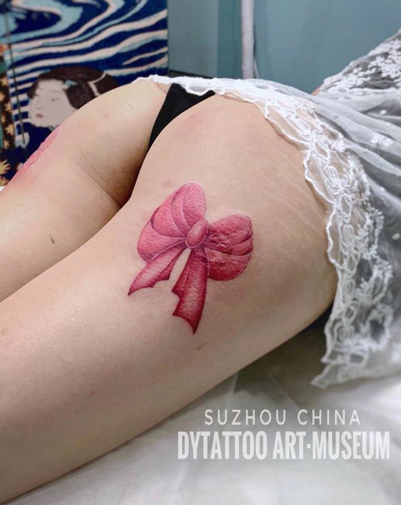 蝴蝶结遮盖纹身图片_臀部水彩纹身图案