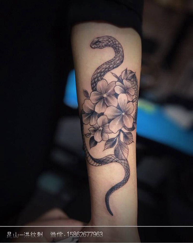 素花纹身图片_手臂点刺蛇花昆山纹身图案