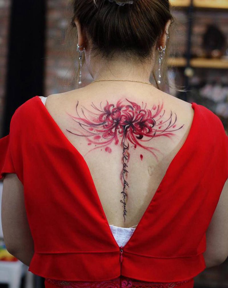 后背彼岸花纹身图片_背部水彩脊椎纹身图案