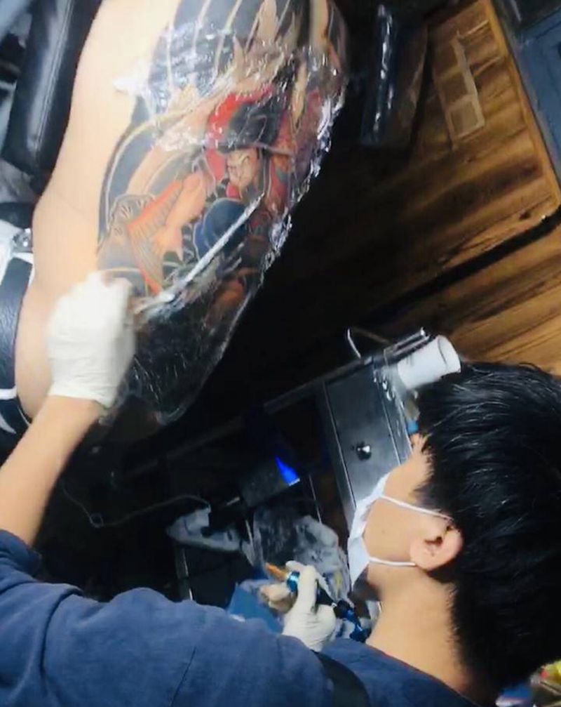 张顺刺鱼纹身图片_背部老传统纹身图案