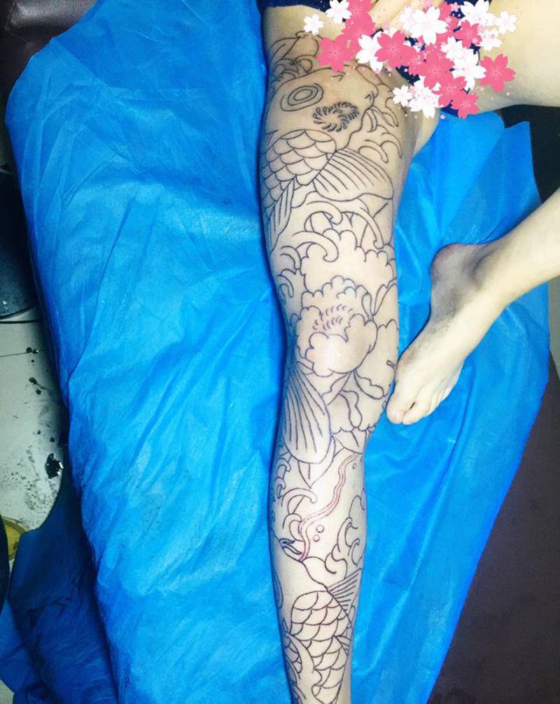 鲤鱼牡丹纹身图片_腿部老传统纹身图案