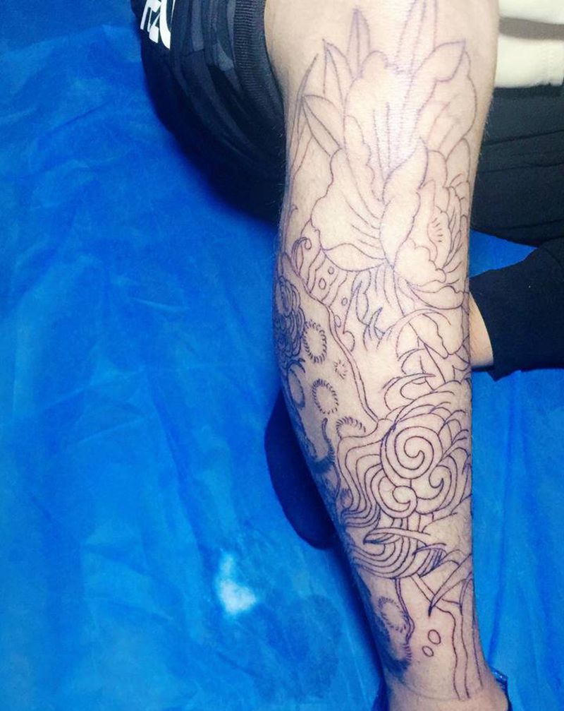 唐狮牡丹纹身图片_腿部老传统纹身图案