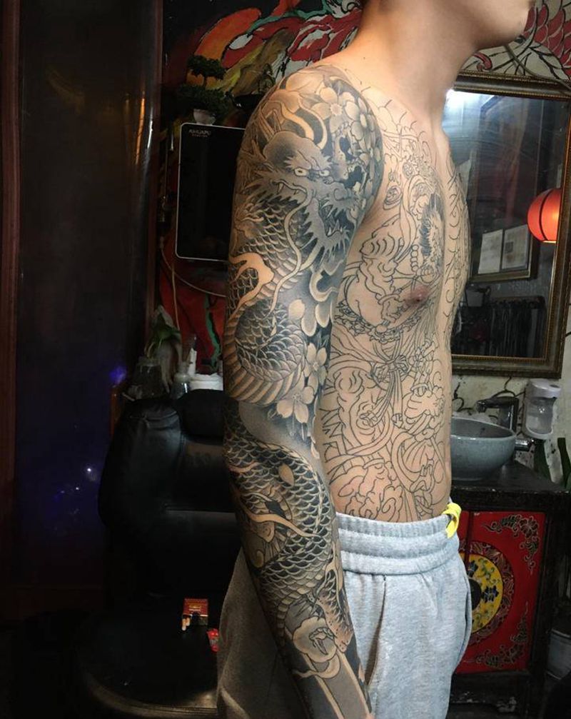 日式花臂龙纹身图片_手臂老传统龙纹身图案