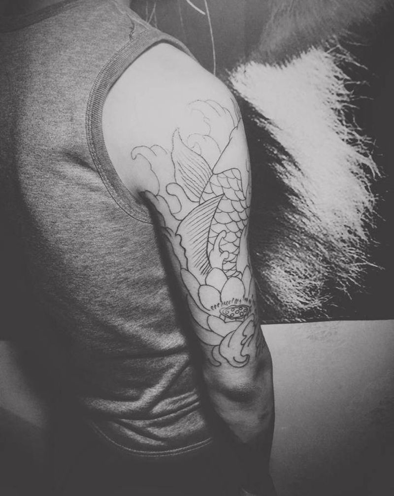 大臂鲤鱼纹身图片_手臂新传统荷花纹身图案