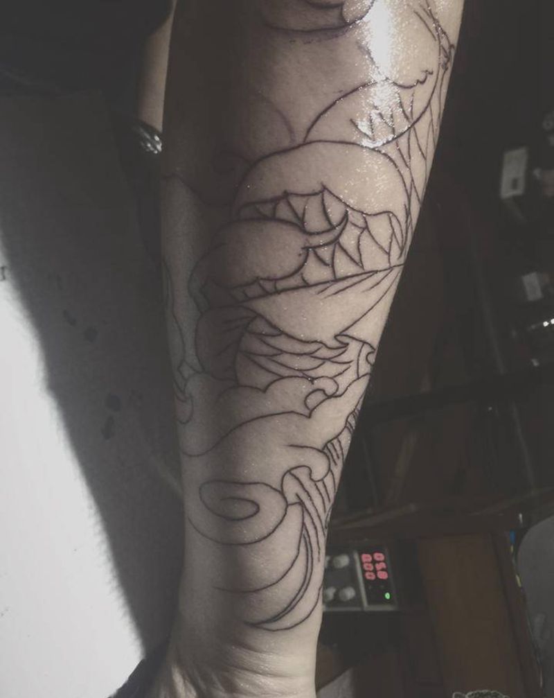 小臂鲤鱼纹身图片_手臂新传统菊花纹身图案