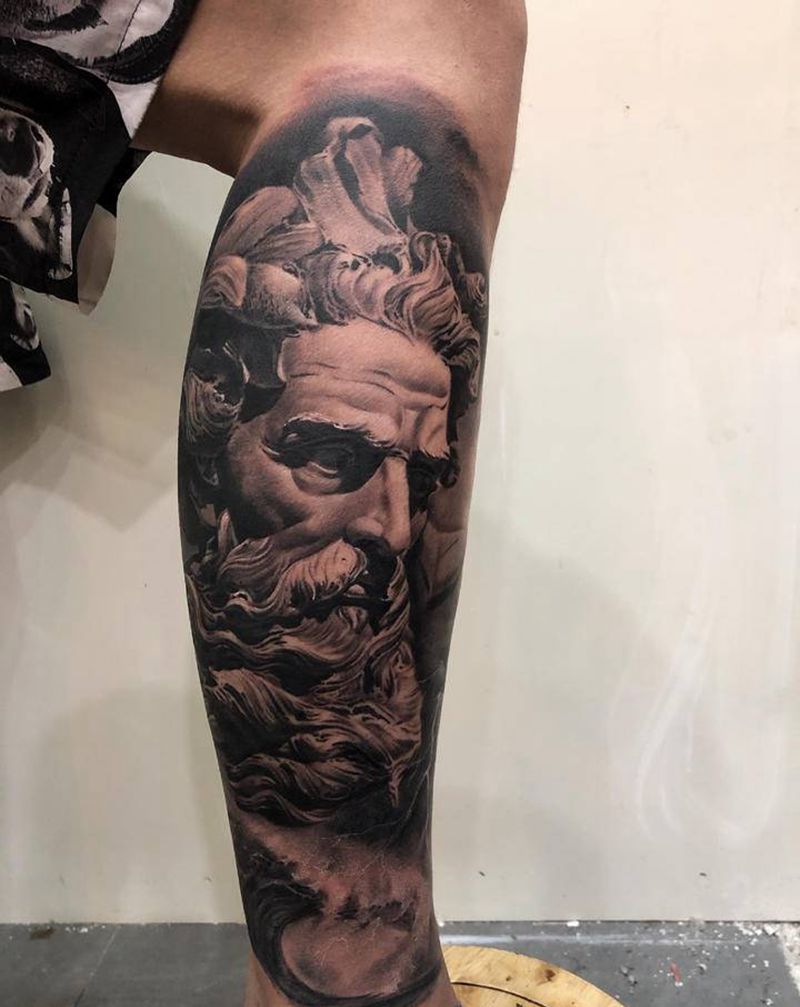 海神波赛冬纹身图片_腿部欧美写实海神欧美雕塑黑灰写实纹身图案