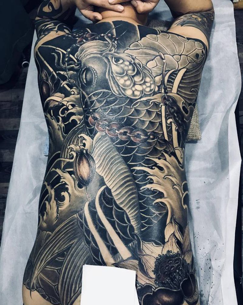 鱼纹身图片_背部老传统纹身图案