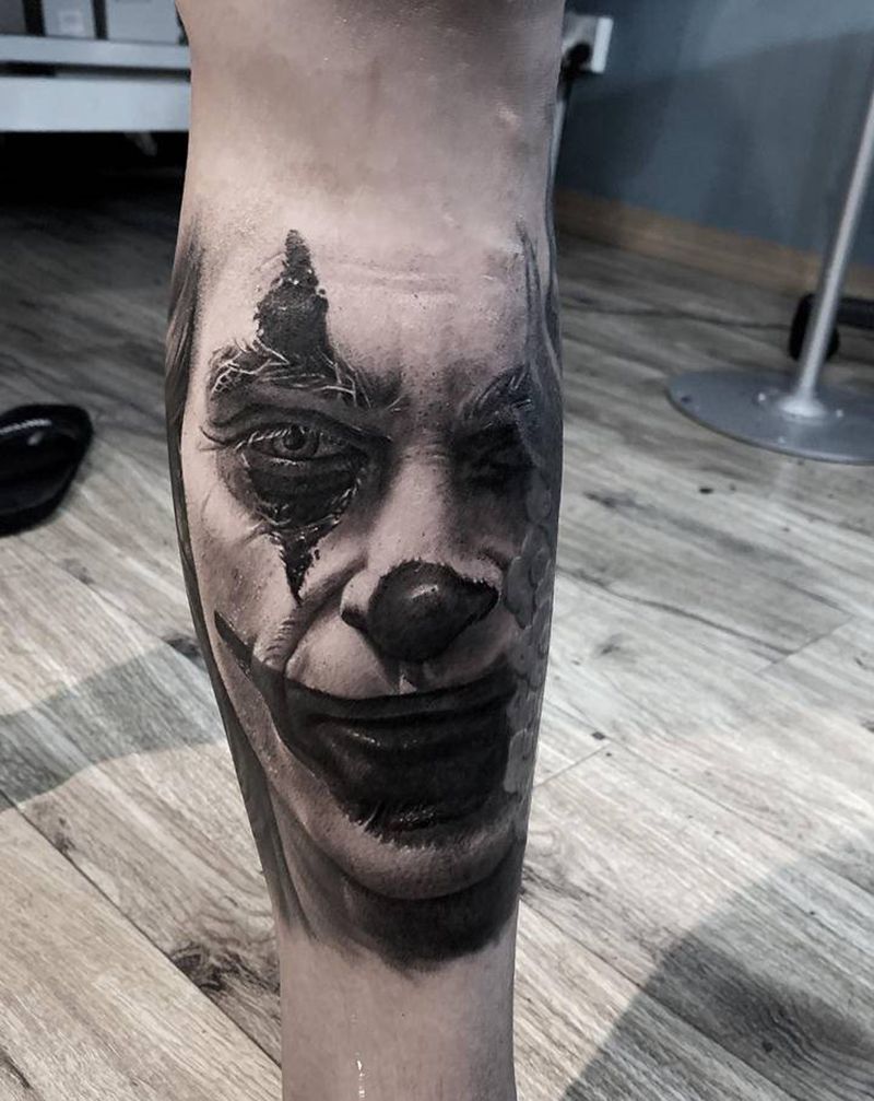 小丑纹身图片_腿部欧美写实小丑纹身图案