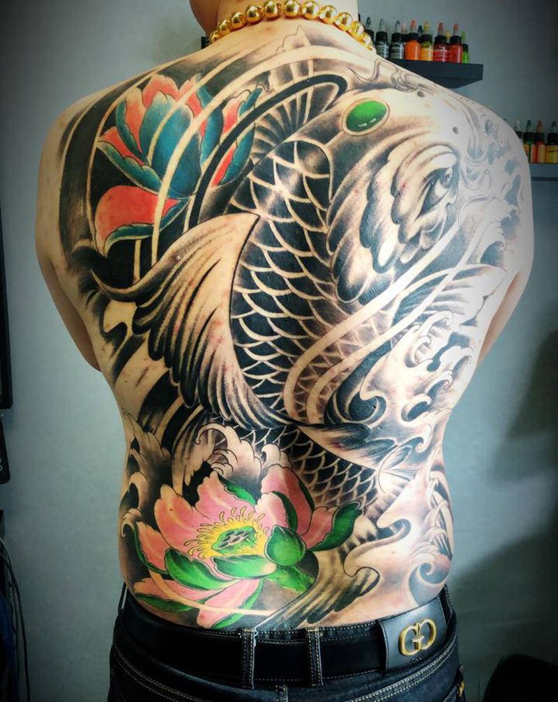 满背鲤纹身图片_新传统纹身图案