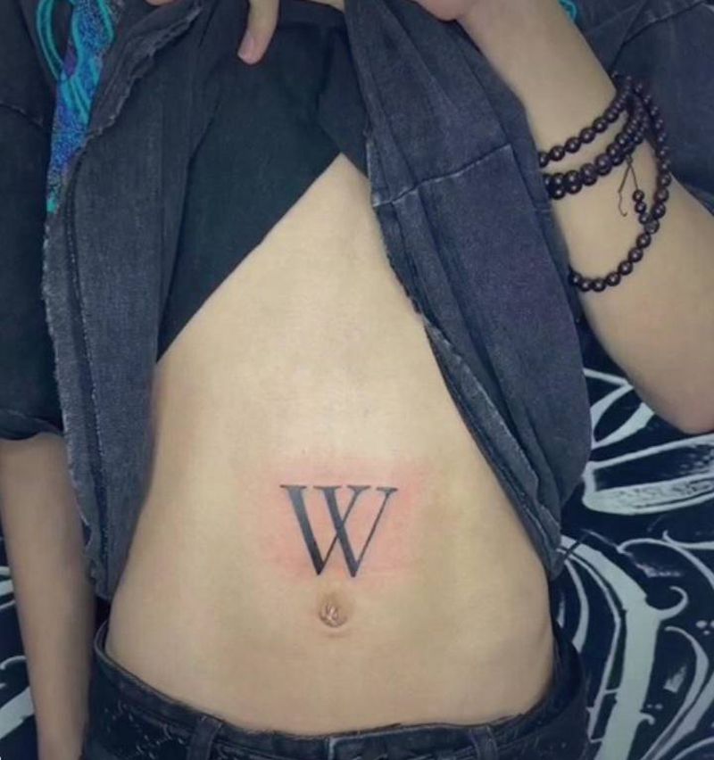 有寓意的纹身纹身图片_腹部花体字纹身图案