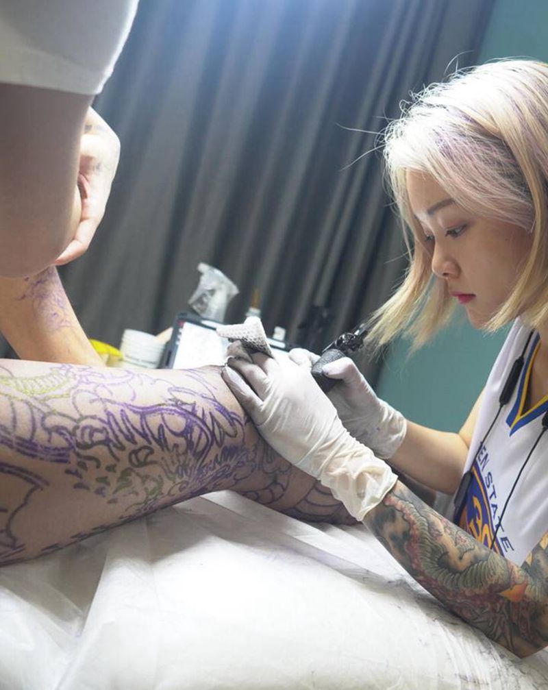 老传统龙花腿纹身图片_腿部老传统纹身图案