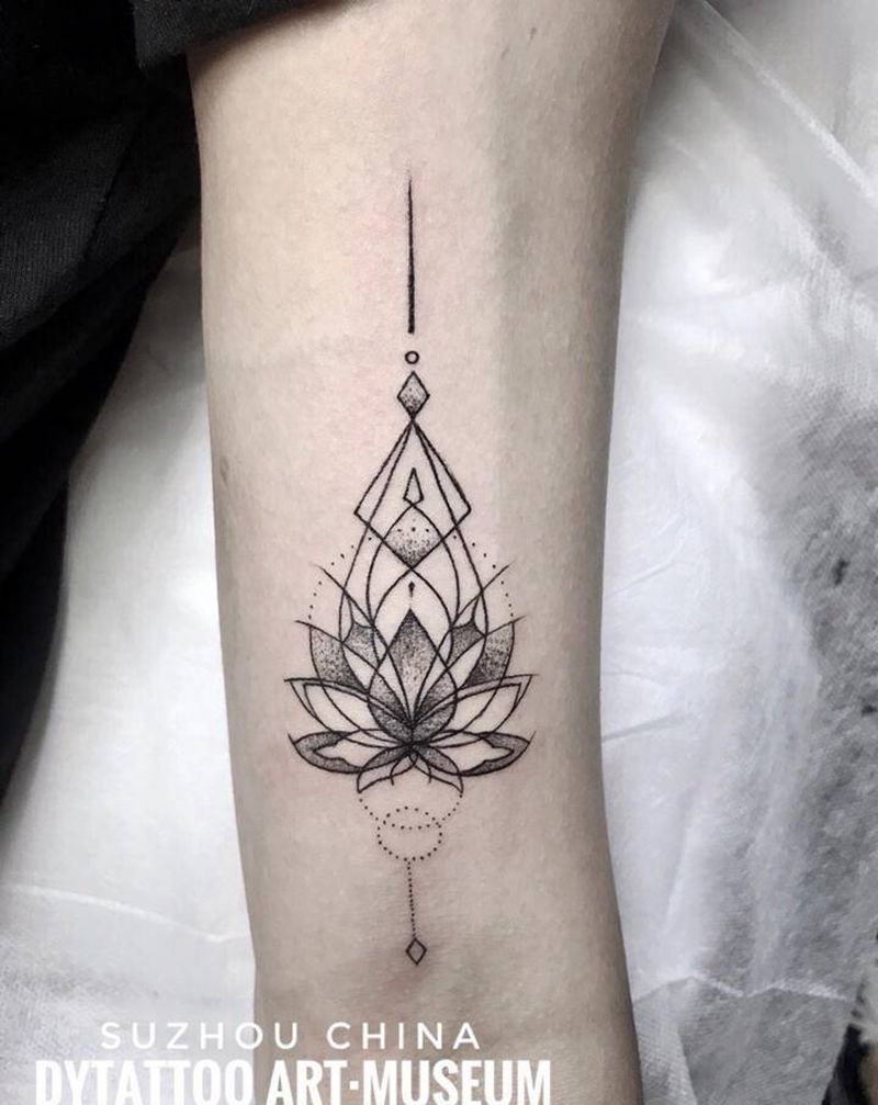 繁花净土纹身图片_手臂点刺几何纹身图案