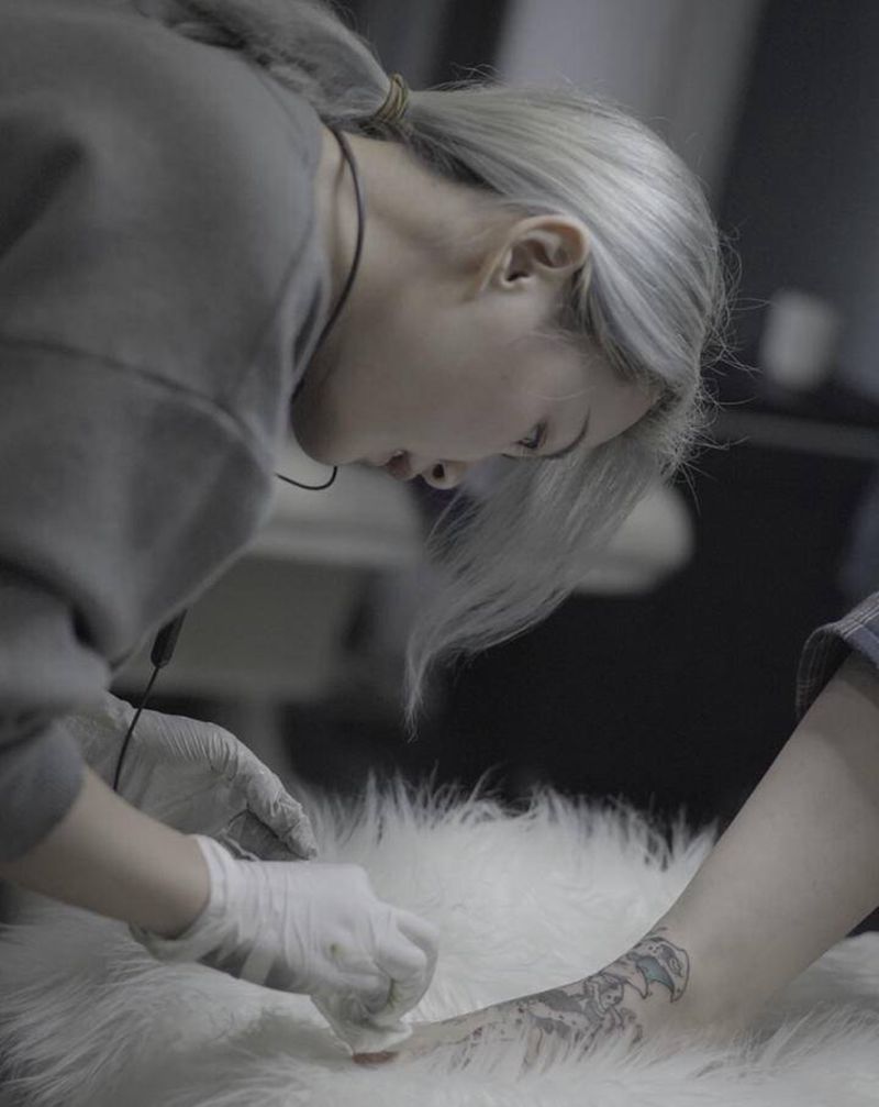 一个满背纹身图片_脚部纹身图案