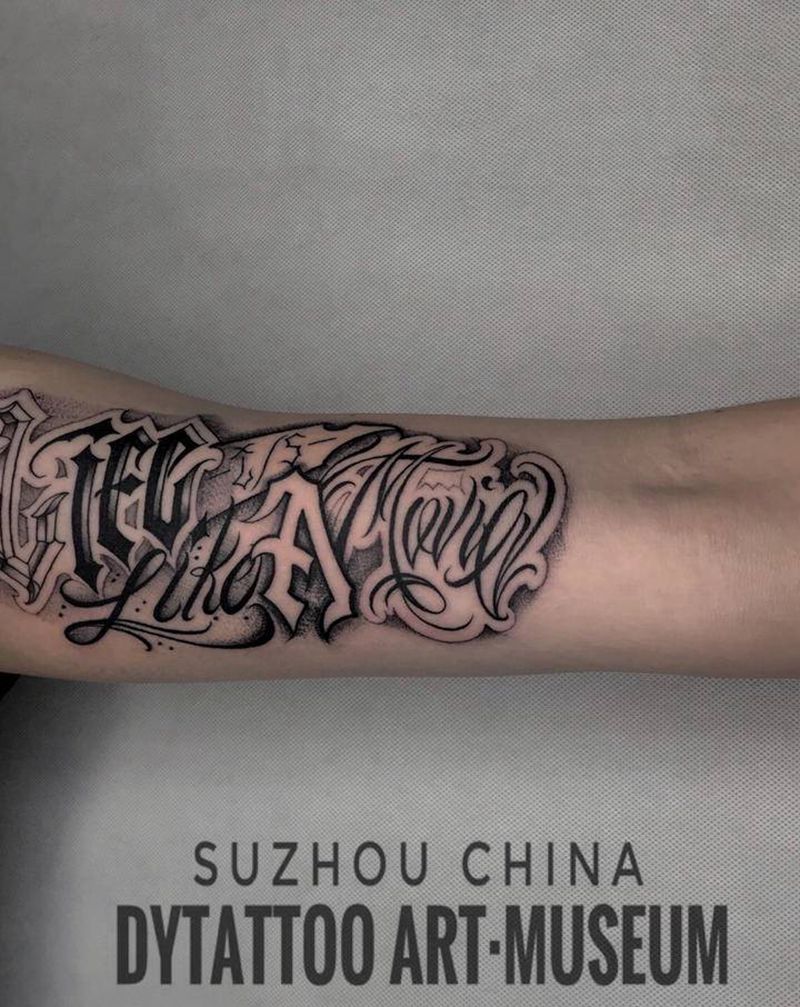花体字纹身图片_手臂花体字纹身图案